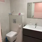 Eliza 3 Bedroom Modern Apartament *