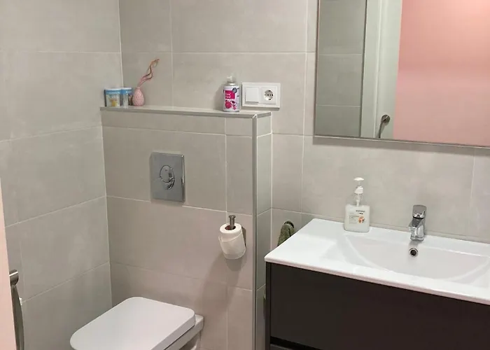 Eliza 3 Bedroom Modern Apartment *